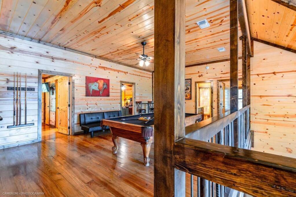 Iron Horse Lodge Sleeps 18, Games, Fire Pit, Hot Tub, Ev, More Broken Bow Buitenkant foto