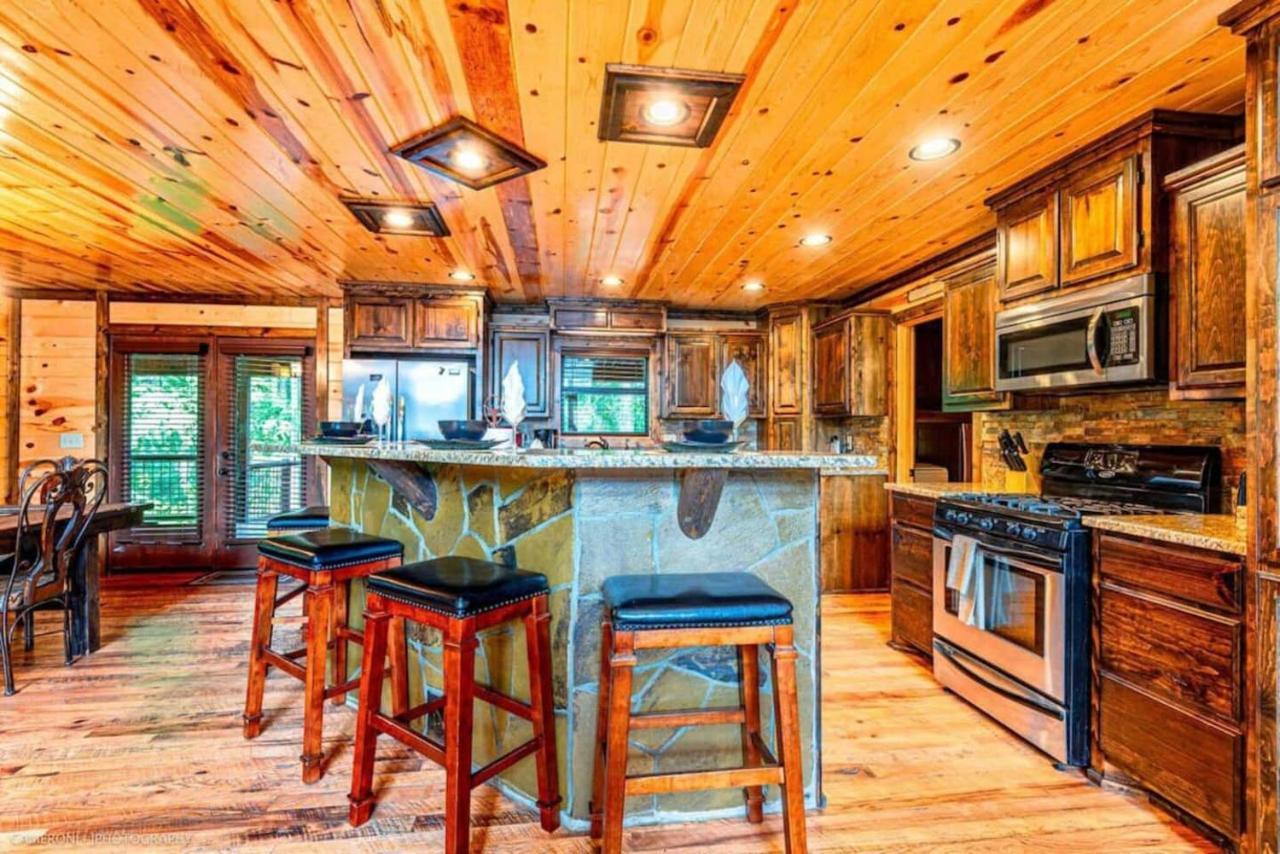 Iron Horse Lodge Sleeps 18, Games, Fire Pit, Hot Tub, Ev, More Broken Bow Buitenkant foto