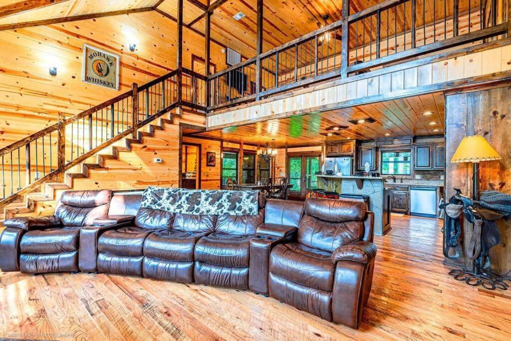 Iron Horse Lodge Sleeps 18, Games, Fire Pit, Hot Tub, Ev, More Broken Bow Buitenkant foto