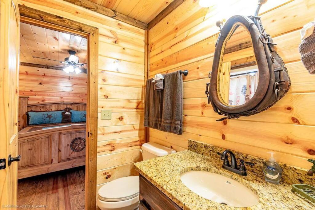 Iron Horse Lodge Sleeps 18, Games, Fire Pit, Hot Tub, Ev, More Broken Bow Buitenkant foto