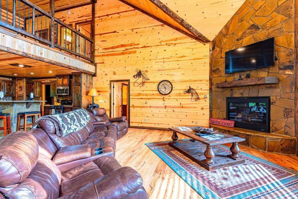 Iron Horse Lodge Sleeps 18, Games, Fire Pit, Hot Tub, Ev, More Broken Bow Buitenkant foto