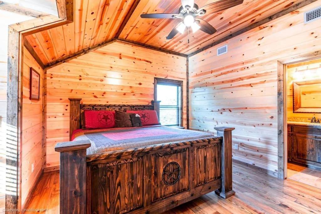 Iron Horse Lodge Sleeps 18, Games, Fire Pit, Hot Tub, Ev, More Broken Bow Buitenkant foto