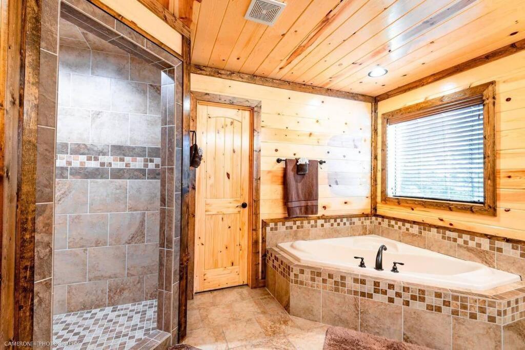 Iron Horse Lodge Sleeps 18, Games, Fire Pit, Hot Tub, Ev, More Broken Bow Buitenkant foto