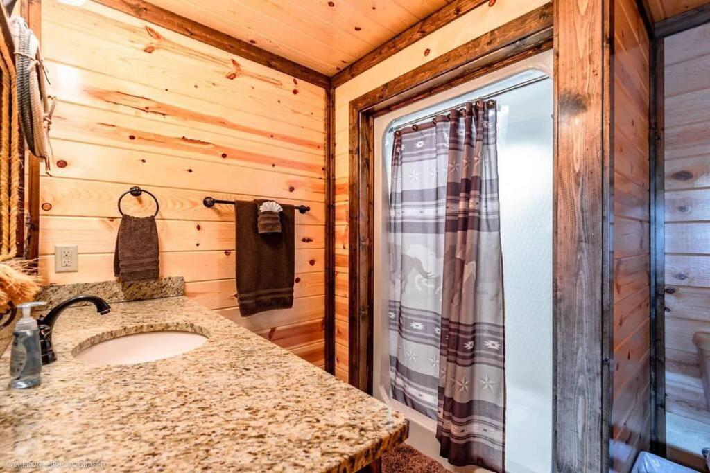 Iron Horse Lodge Sleeps 18, Games, Fire Pit, Hot Tub, Ev, More Broken Bow Buitenkant foto