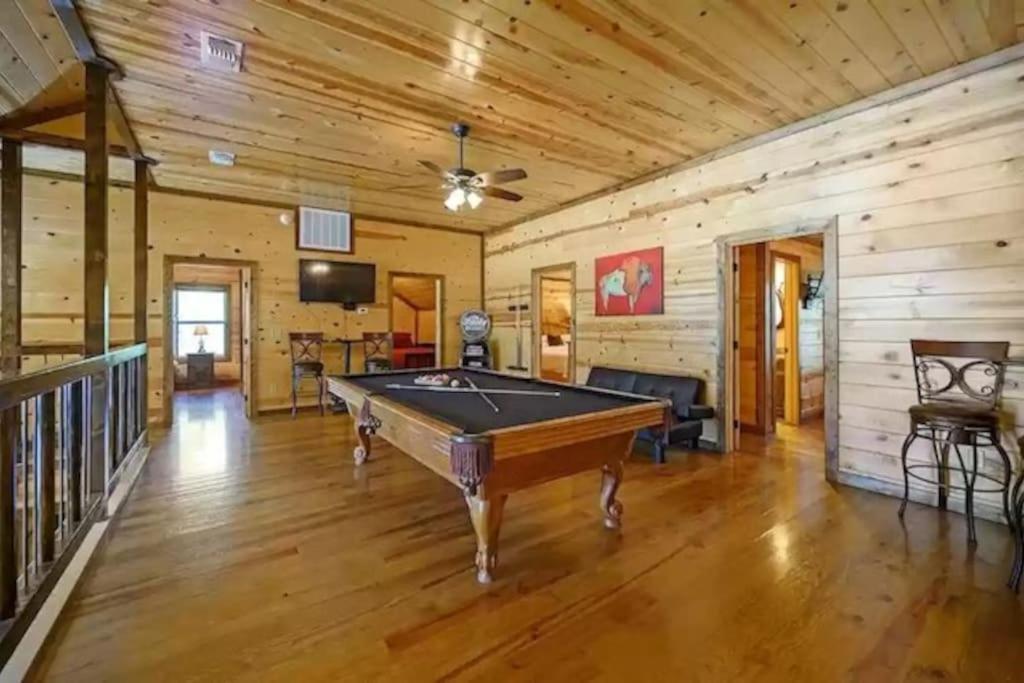 Iron Horse Lodge Sleeps 18, Games, Fire Pit, Hot Tub, Ev, More Broken Bow Buitenkant foto