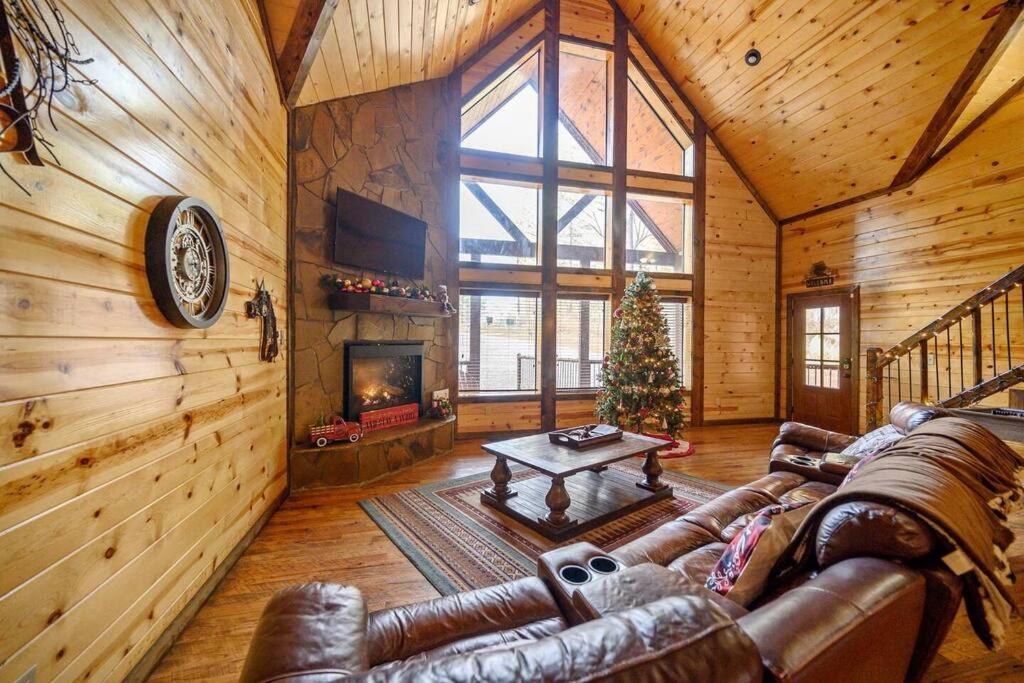 Iron Horse Lodge Sleeps 18, Games, Fire Pit, Hot Tub, Ev, More Broken Bow Buitenkant foto