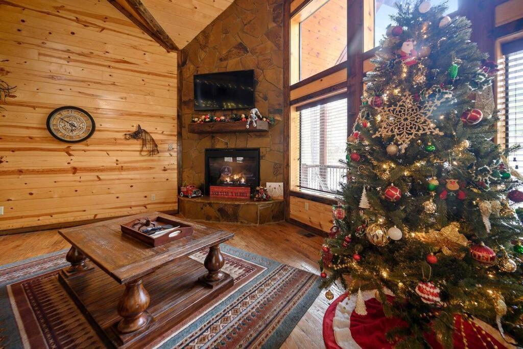 Iron Horse Lodge Sleeps 18, Games, Fire Pit, Hot Tub, Ev, More Broken Bow Buitenkant foto