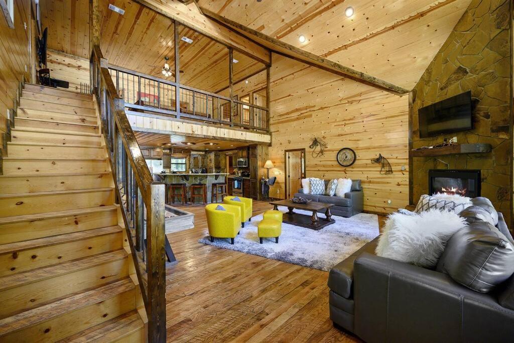 Iron Horse Lodge Sleeps 18, Games, Fire Pit, Hot Tub, Ev, More Broken Bow Buitenkant foto