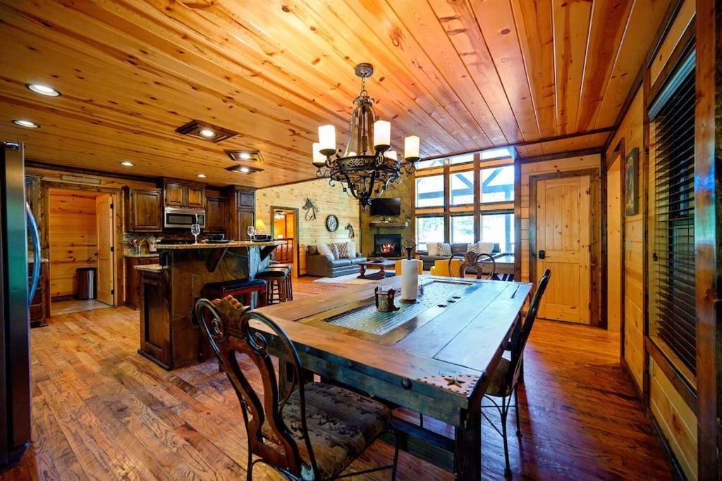 Iron Horse Lodge Sleeps 18, Games, Fire Pit, Hot Tub, Ev, More Broken Bow Buitenkant foto