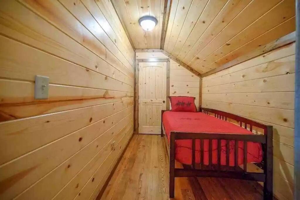 Iron Horse Lodge Sleeps 18, Games, Fire Pit, Hot Tub, Ev, More Broken Bow Buitenkant foto