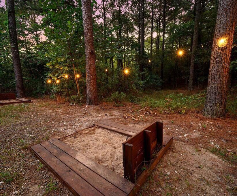 Iron Horse Lodge Sleeps 18, Games, Fire Pit, Hot Tub, Ev, More Broken Bow Buitenkant foto