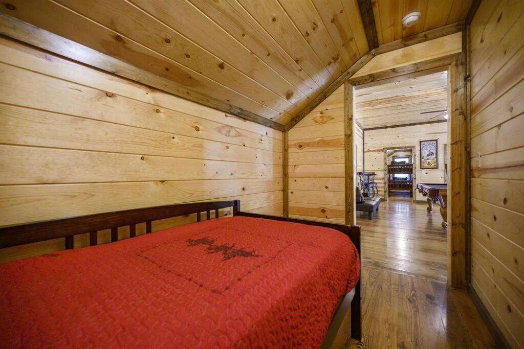 Iron Horse Lodge Sleeps 18, Games, Fire Pit, Hot Tub, Ev, More Broken Bow Buitenkant foto