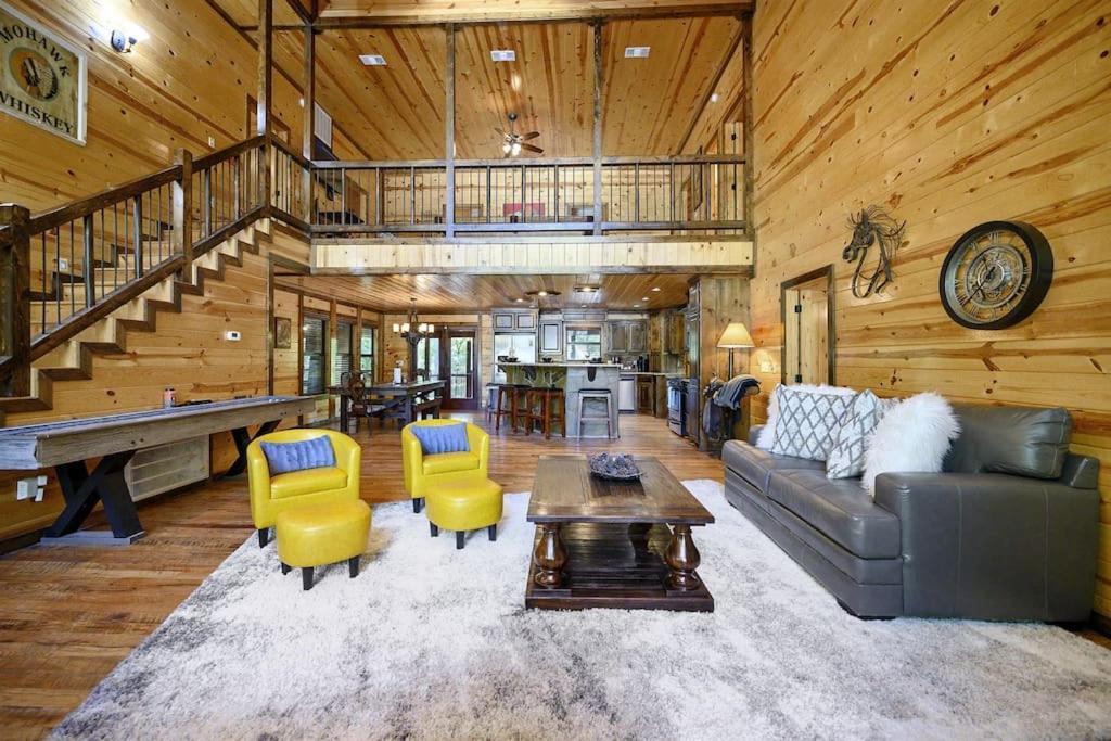 Iron Horse Lodge Sleeps 18, Games, Fire Pit, Hot Tub, Ev, More Broken Bow Buitenkant foto