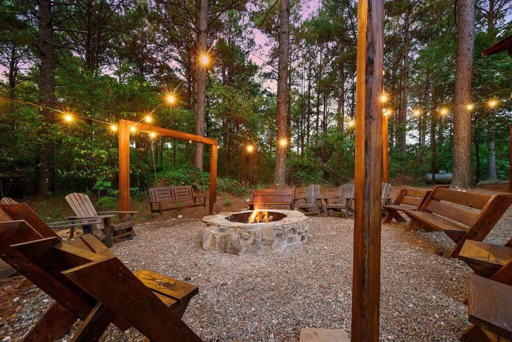 Iron Horse Lodge Sleeps 18, Games, Fire Pit, Hot Tub, Ev, More Broken Bow Buitenkant foto