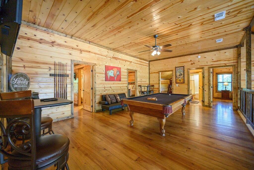 Iron Horse Lodge Sleeps 18, Games, Fire Pit, Hot Tub, Ev, More Broken Bow Buitenkant foto
