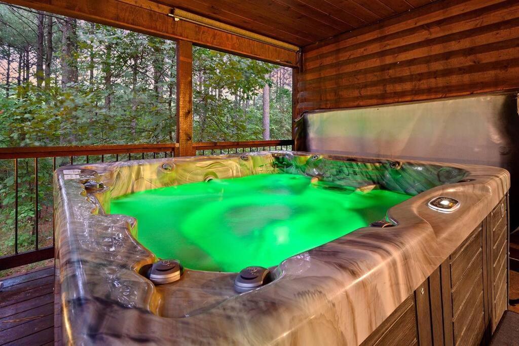 Iron Horse Lodge Sleeps 18, Games, Fire Pit, Hot Tub, Ev, More Broken Bow Buitenkant foto